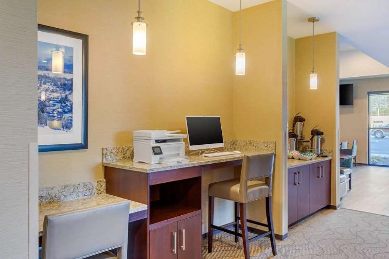 Comfort Suites Burlington near I-5 image