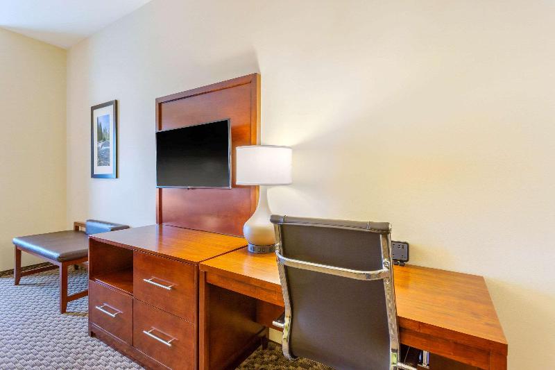 Comfort Suites Burlington near I-5 image