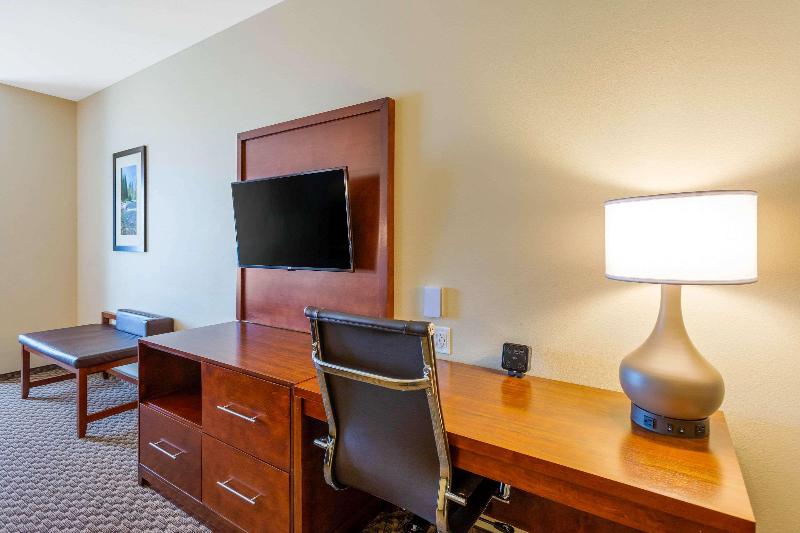Comfort Suites Burlington near I-5 image
