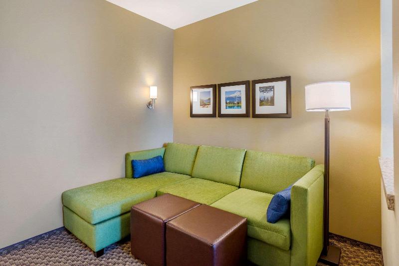 Comfort Suites Burlington near I-5 image