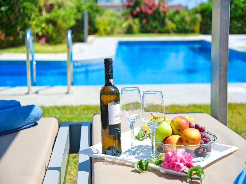 Island Suites image