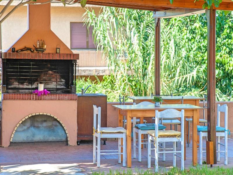 Island Suites image