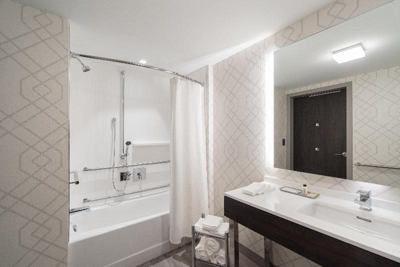 Holiday Inn Boston Logan Airport - Chelsea photo 19