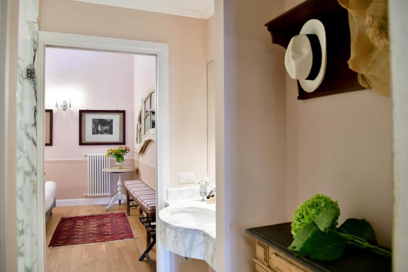 La Croce d'Oro Santa Croce Suite Apartments image