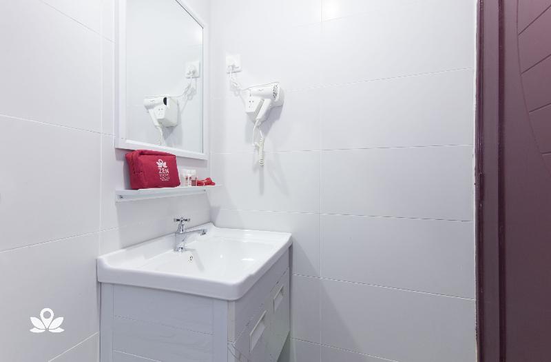 ZEN Rooms Poorna Hotel image