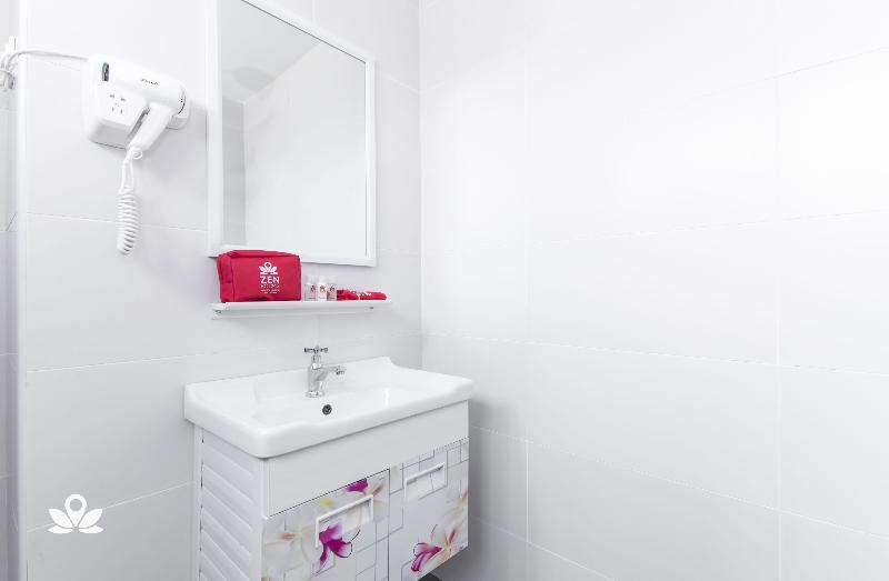 ZEN Rooms Poorna Hotel image