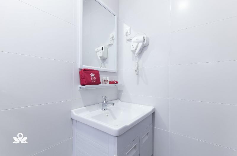 ZEN Rooms Poorna Hotel image