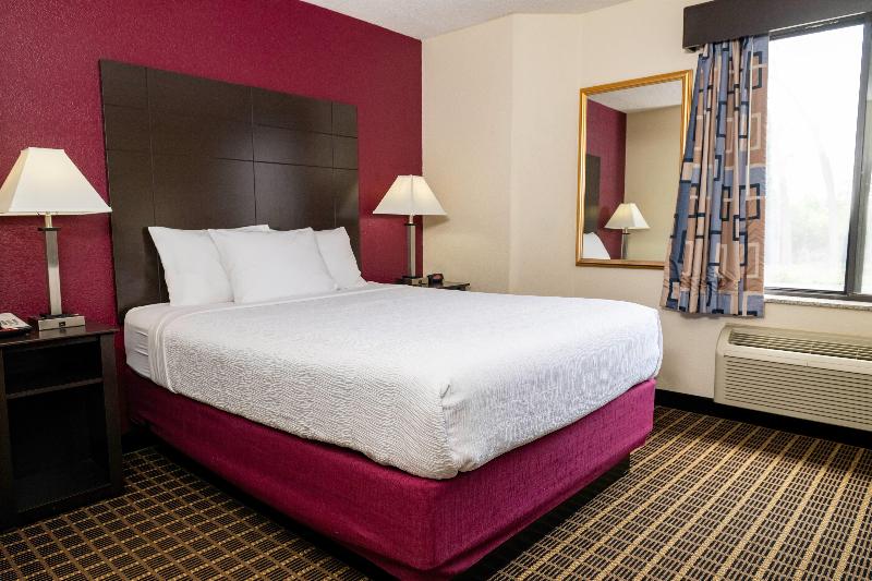 Baymont Inn And Suites By Wyndham Mukwonago image