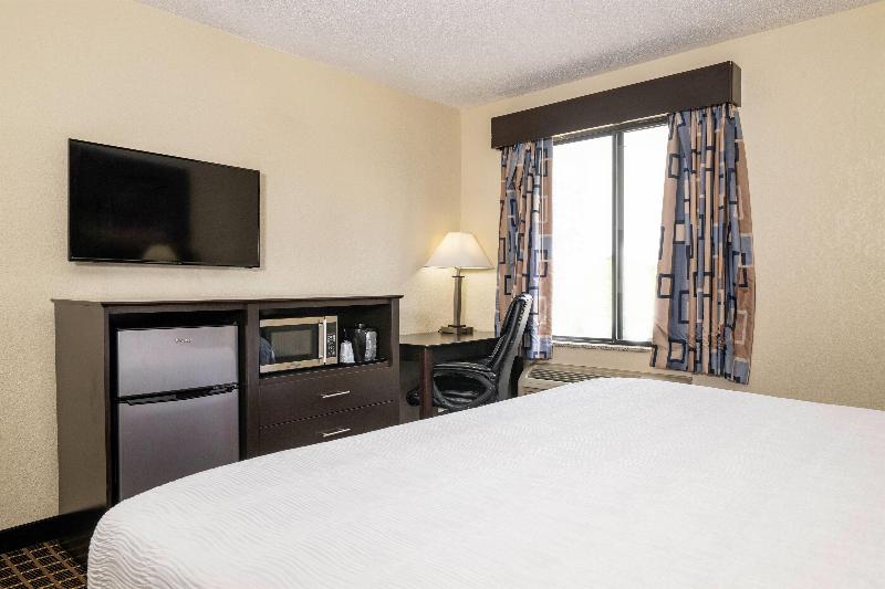 Baymont Inn And Suites By Wyndham Mukwonago image