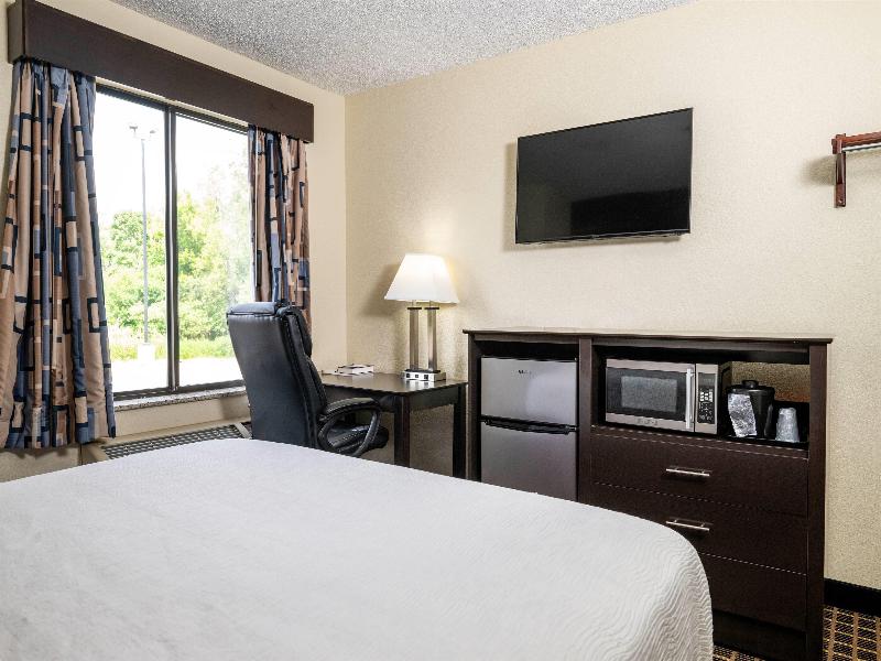 Baymont Inn And Suites By Wyndham Mukwonago image