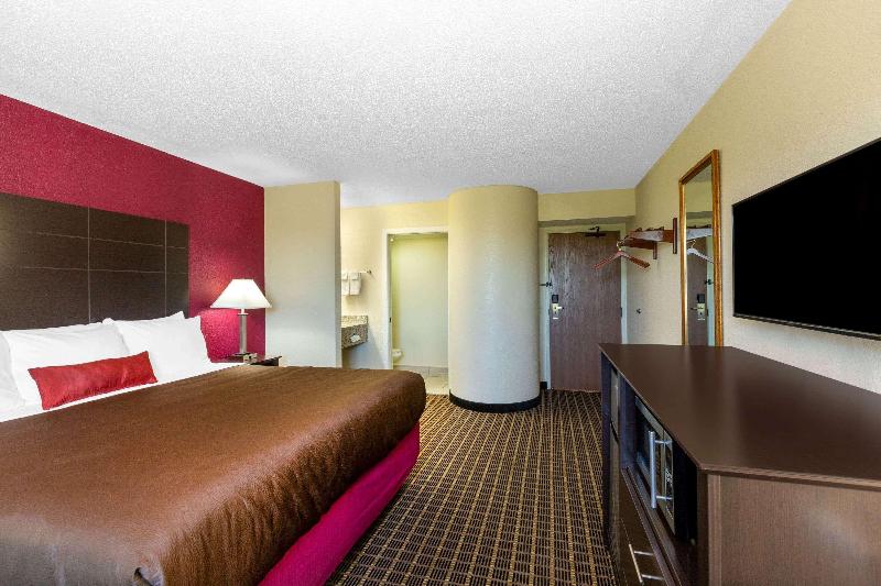 Baymont Inn And Suites By Wyndham Mukwonago image