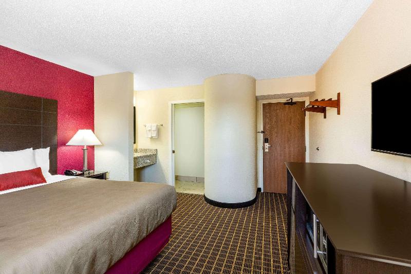 Baymont Inn And Suites By Wyndham Mukwonago image