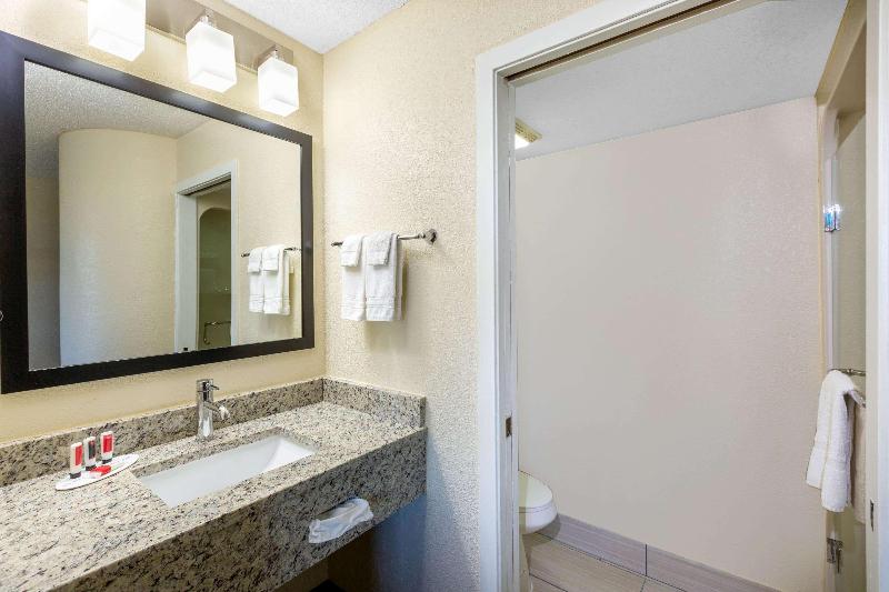 Baymont Inn And Suites By Wyndham Mukwonago image