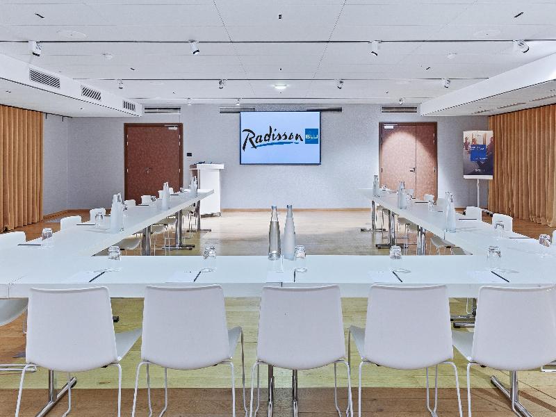 Radisson Blu Hotel Bordeaux image