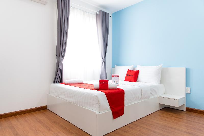 RedDoorz Plus near Nguyen Hue Walking Street