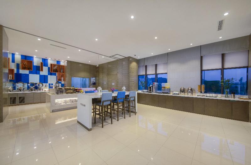 Holiday Inn Express Guian Yungu image 1