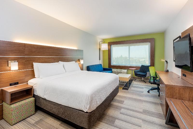 Holiday Inn Express & Suites Moreno Valley-Riversi image