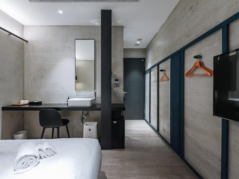 Bouti Waterfront Hotel image