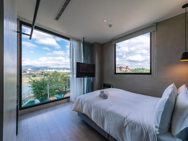 Bouti Waterfront Hotel image