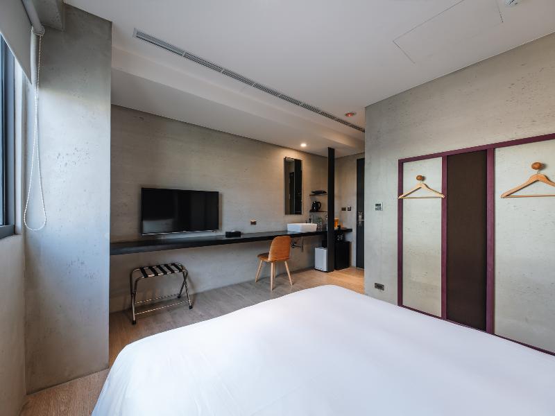 Bouti Waterfront Hotel image