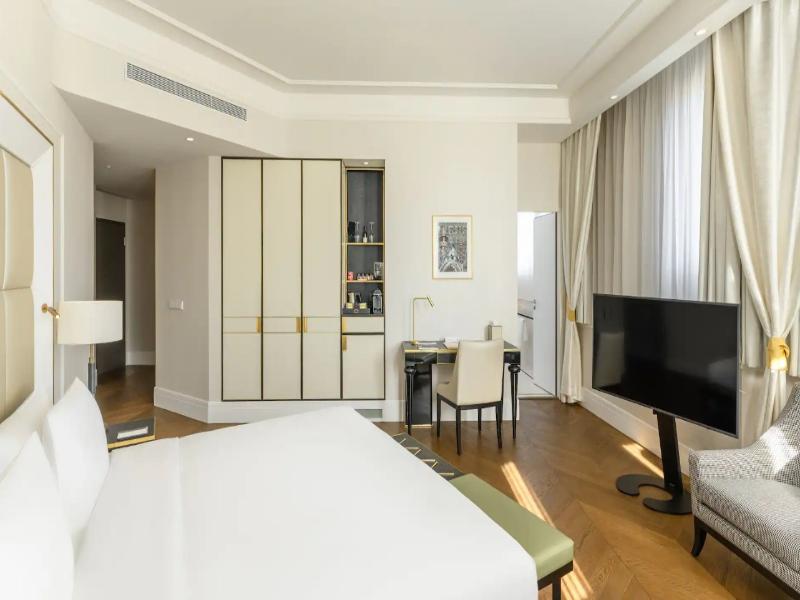 Párisi Udvar Hotel Budapest, part of Hyatt image