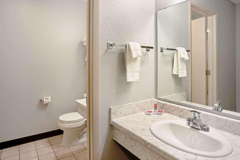 Quality Inn Frontier At U.S. Hwy 30 image