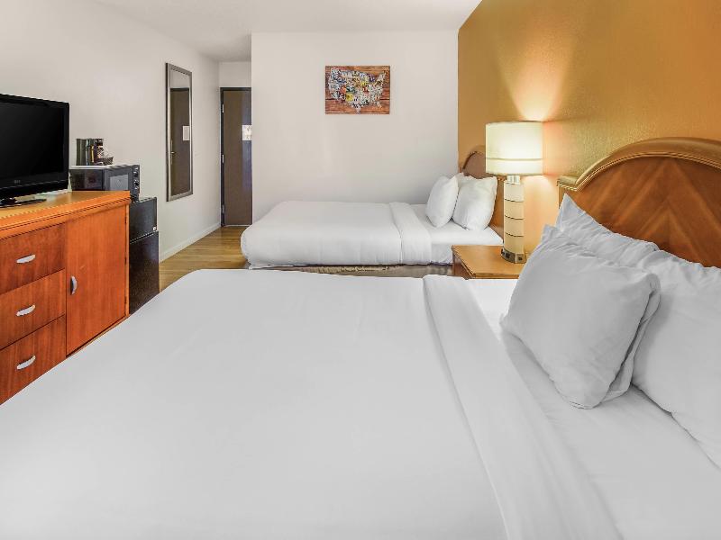 Econo Lodge Scottsbluff image