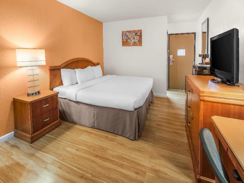 Econo Lodge Scottsbluff image