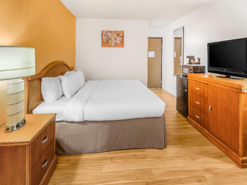 Econo Lodge Scottsbluff image