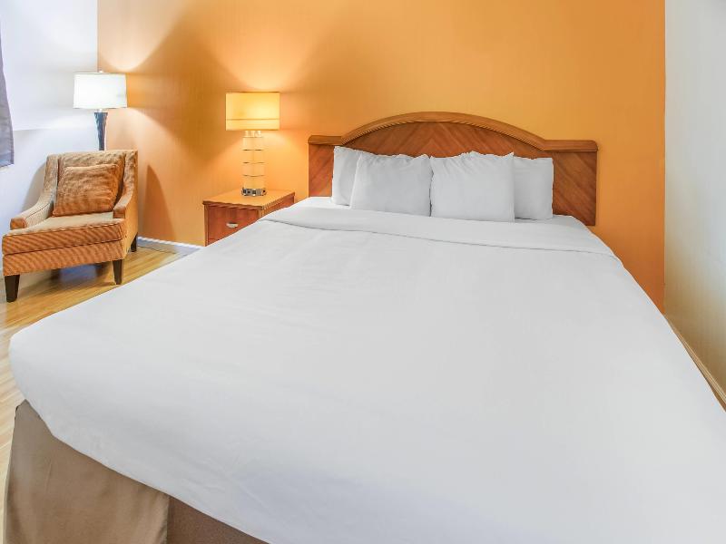 Econo Lodge Scottsbluff image