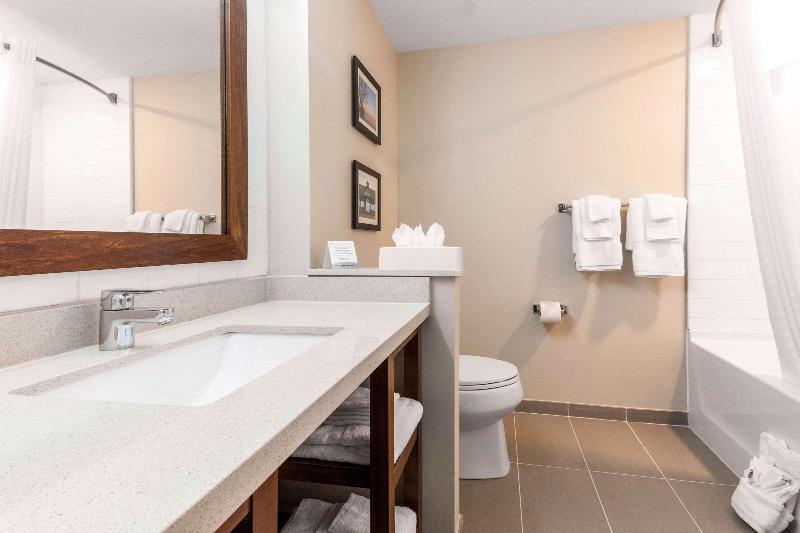 Comfort Inn & Suites Bowmanville image
