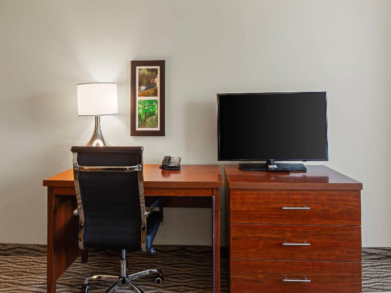 Comfort Inn & Suites Bowmanville image
