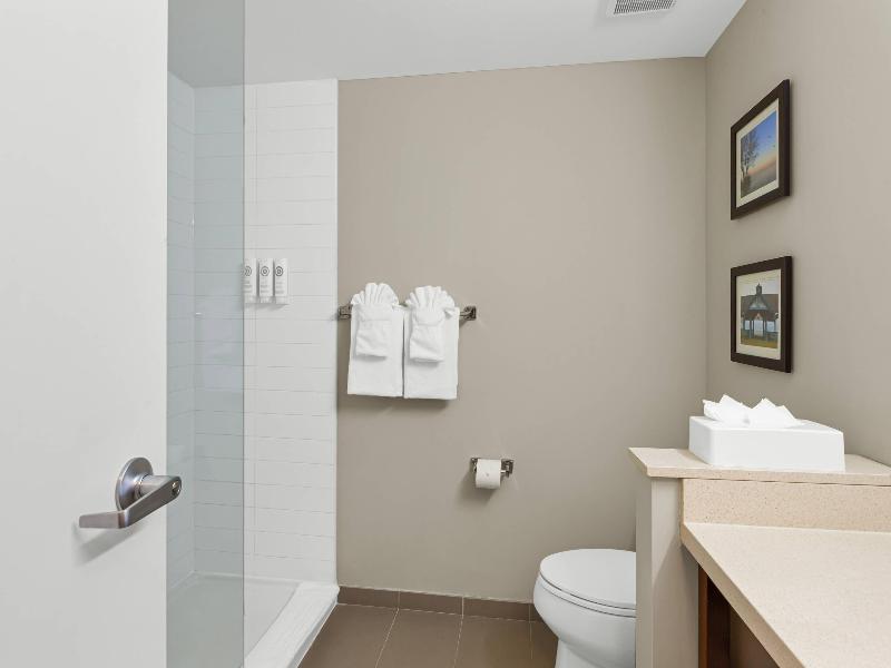 Comfort Inn & Suites Bowmanville image