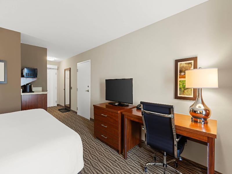 Comfort Inn & Suites Bowmanville image