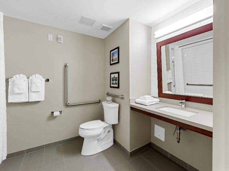 Comfort Inn & Suites Bowmanville image