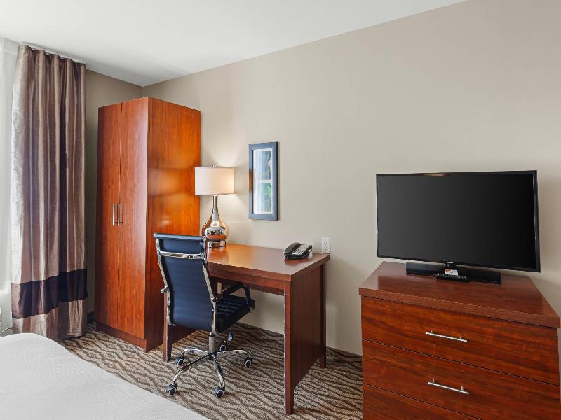 Comfort Inn & Suites Bowmanville image