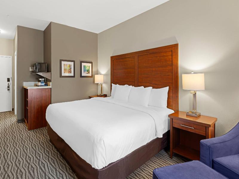 Comfort Inn & Suites Bowmanville image