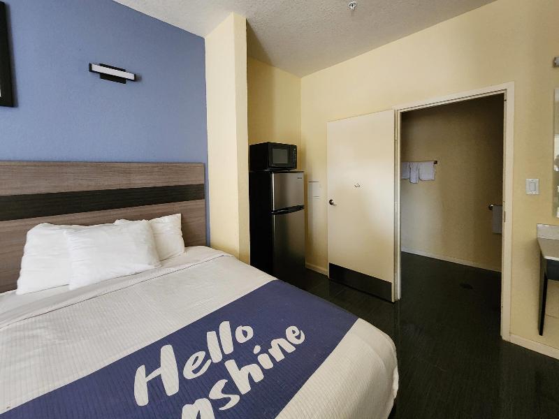 Days Inn By Wyndham Freeport image