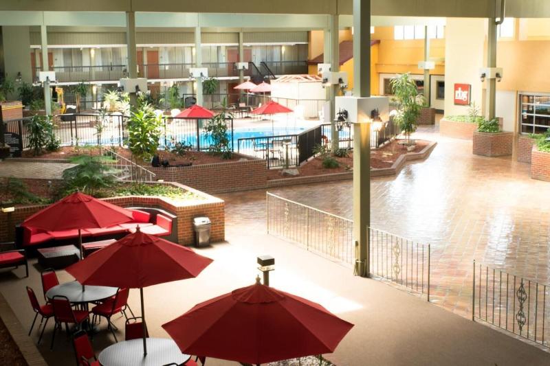Ramada by Wyndham Indiana image 5