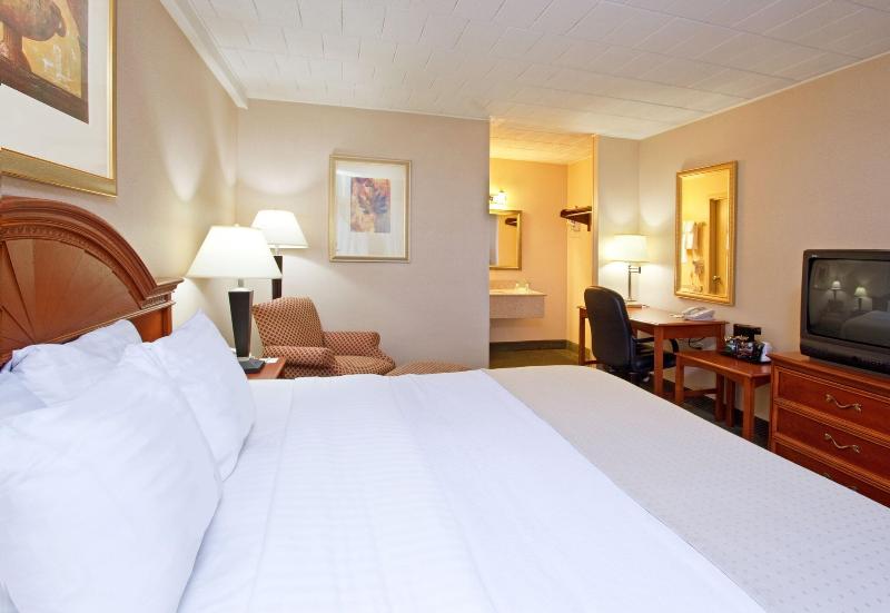 Ramada by Wyndham Indiana image 6