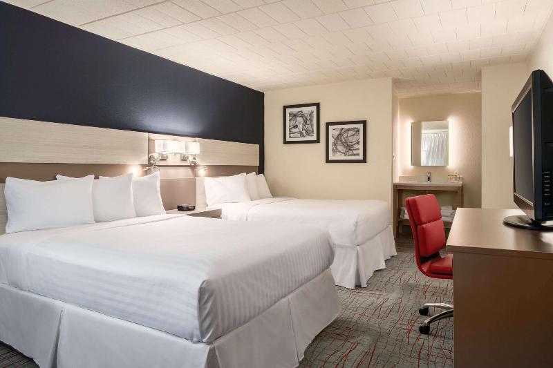 Ramada by Wyndham Indiana image 8