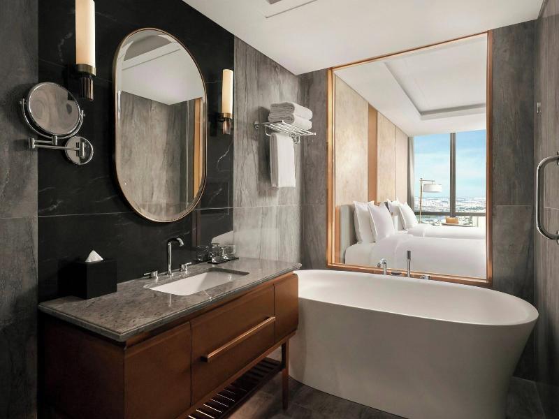 Vinpearl Landmark 81, Autograph Collection image
