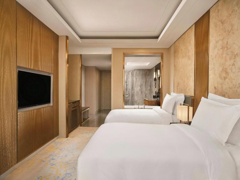 Vinpearl Landmark 81, Autograph Collection image