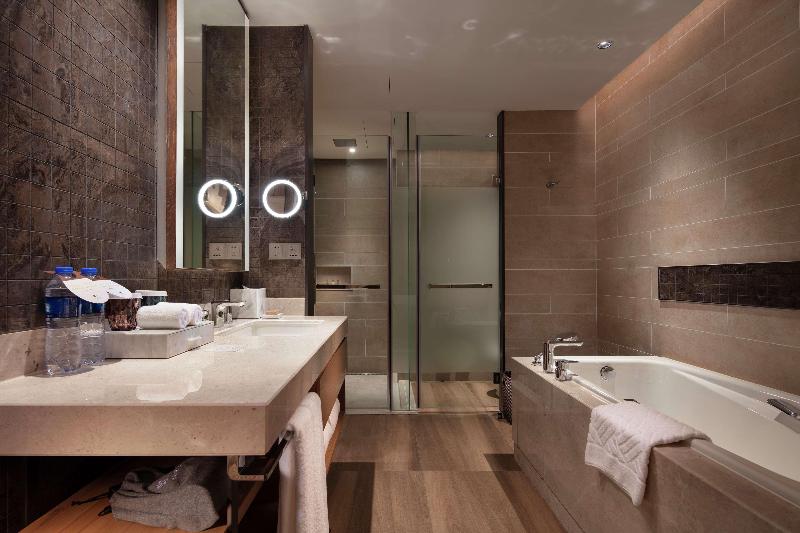 DoubleTree by Hilton Huidong Resort image