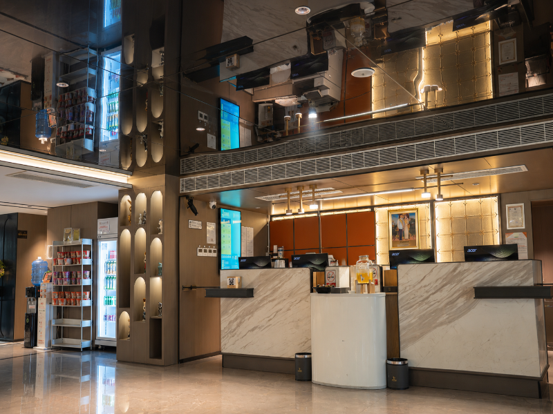 L-Seven Hotel image
