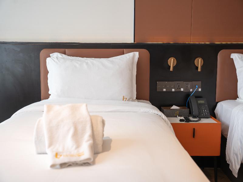 L-Seven Hotel image