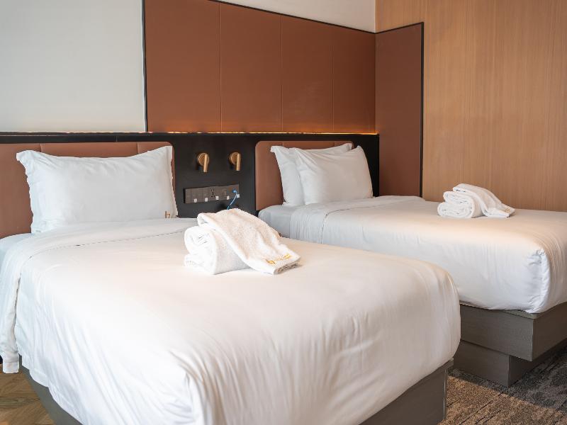 L-Seven Hotel image