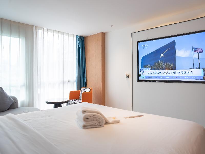 L-Seven Hotel image