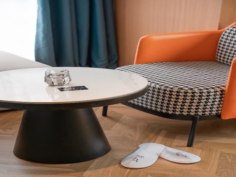 L-Seven Hotel image