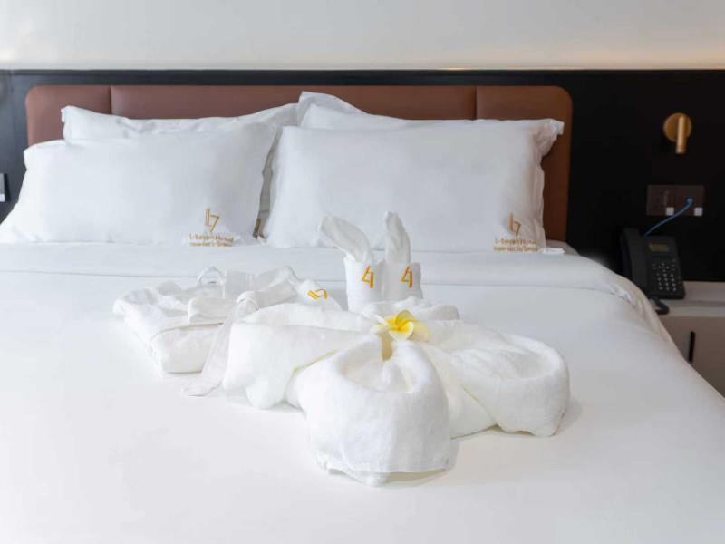 L-Seven Hotel image